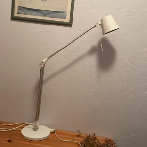 Lampa - En lampa som är helt ok funkar och är helt vit det ända är att den glider ner lite om man trycker för mycket på den. Det går och sänka priset men ej för mycket!
