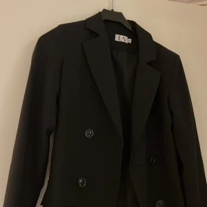Kavaj/blazer  - Svart kavaj från Linn Ahlborgs kollektion med NA-KD. Använd 1 gång så den är som ny! Passar storlek 34/36!