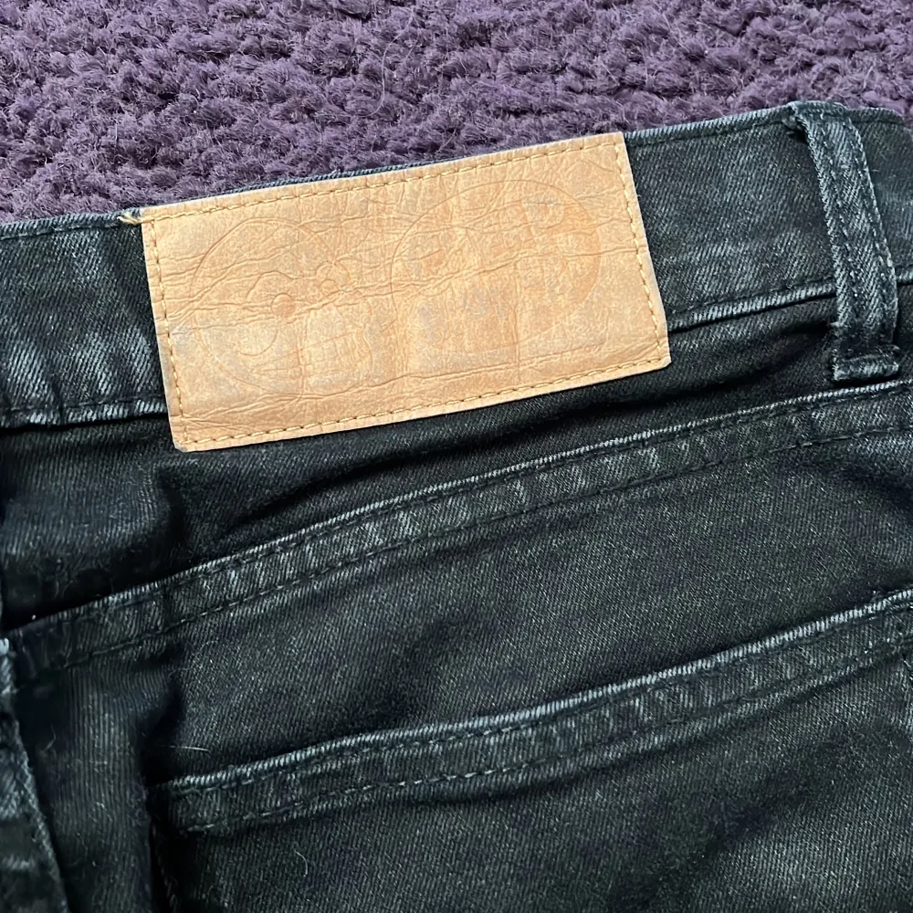 Svarta Cheap Monday jeans i skinnymodell. Knappt använda pga för små. Strl 30/32.. Jeans & Byxor.