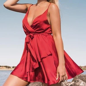 Klänning strl 34 - Jättefin röd sidenklänning från Linn Ahlborg x nakd i strl 34. Använd en gång, 80kr ❤️