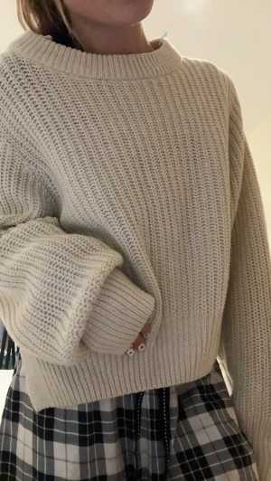 Hoddie - Jätte fin stickad tröja ifrån Gina! Färgen beige! Som ny finns ej att köpa längre storlek s ej använd så mycket köpt för 399kr säljer för 100