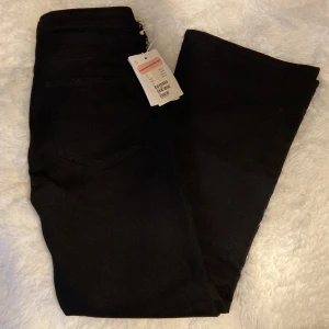 Bootcut svarta jeans - Köpta från Sellpy. Helt nya, prislappen är kvar!  Priset kan diskuteras!!