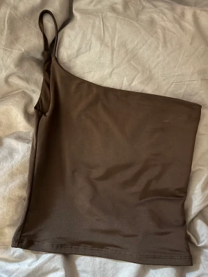 One shoulder topp - Fin one shoulder topp från Bikbok strl xs. Knappt använd alls. säljer för 60kr.