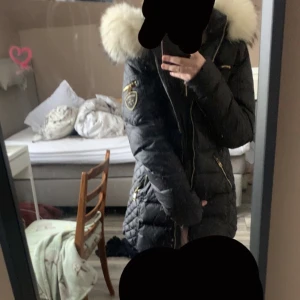 Rock n blue jacka  - Säljer nu min favo jacka för att kunna ha råd med en ny då jag har börjat tröttna på den den är i bra skick inga hål eller tecken på skada köpt för runt 4000 då den har en speciell peka kan också tänka mig att byta den mot en moncler kom privat för frågor