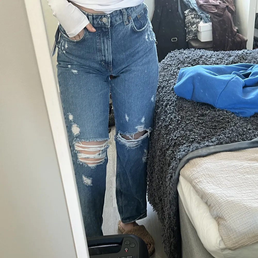 90’s straight jeans från hm. Aldrig använda, prislappen kvar. Storlek 40 men kan nog passa 42 också!💗. Jeans & Byxor.