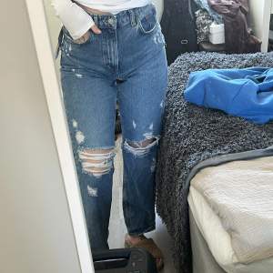 90’s straight jeans från hm. Aldrig använda, prislappen kvar. Storlek 40 men kan nog passa 42 också!💗