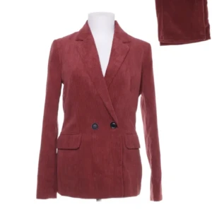 Kavaj från Bershka  - Ribbat vinrött material! Figursydd! Har dem matchande byxorna i min profil också🥰 