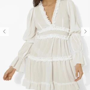 Studentklänning  - Jättefin studentklänning som jag tänkte använda men beställde tre olika och en annan valde jag att ha på mig. Kommer inte ha någon användning för den så nån annan kan ha den istället. Så fin men alla volangdetaljer, perfekt längd. Köparen står för frakt💞