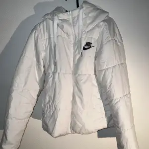 Vit jacka från NIKE som är vändbar och går att ha åt båda hållen. 350kr frakt ej inräknat