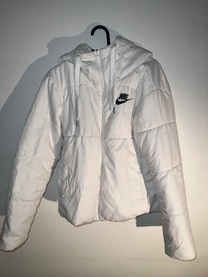 Vit jacka från nike - Vit jacka från NIKE som är vändbar och går att ha åt båda hållen. 350kr frakt ej inräknat