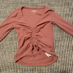 Säljer denna rosa långärmade tröja från hollister för att jag inte tycker om den. Den är i ett bra skick.😊  Köparen står för frakten! Hör av er vid frågor eller annat💗