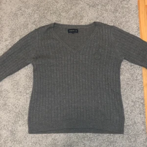 Stockholm LM tröja Dam - Grå Stockholm LM tröja  Storlek S  Har en bra pass form 