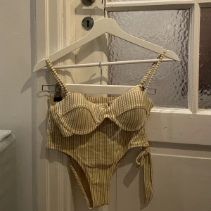 Högmidjad bikini från peony swimwear💛 - Högmidjad bikini från peony swimwear! I storlek S. Den har använts en del men är fortfarande i bra skick! I bhn är det lite push up 🤍
