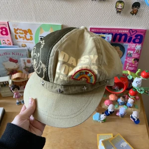 Kepsmössa  - Thriftad kepsmössa från Japan! I gott skick förutom fläcken i andra bilden  Behöver verkligen sälja allt på min sida pga flytt så kika gärna in mina andra annonser!  