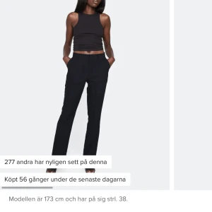 Svarta kostymbyxor  - Svarta kostymbyxor från bikbok i storlek 40. Säljer då de är förkorta för mig. Använda en gång🤍