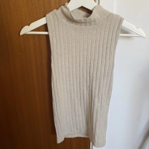 Beige Gina tricot topp - Säljer pga av att den blivit för liten