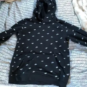 En svart Nike hoodie som jag inte gillar längre. Har använt den 1-2 gånger och är i bra skick 