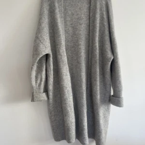 Grå stickad mohair/wool kofta - Grå stickad mohair/wool kofta från H&M premium collection. Strl L, mycket fint skick