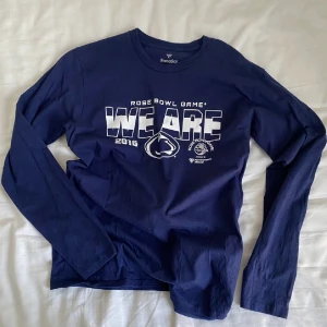 Långärmad t-shirt - Långärmad tröja från beyond retro, strl m men passar bra på mig som är s, spårbar frakt 54kr🥰