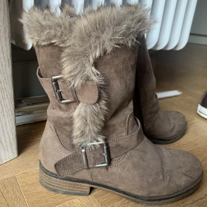 Snygga stövlar  - Knappt använda köpt second hand! Skulle inte påstå att de är vinterskor👍