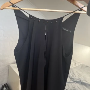 Zara topp - En oanvänd topp från Zara Basic i svart🖤 Storlek S som slutar vid höften! Väldigt fin och söt. 