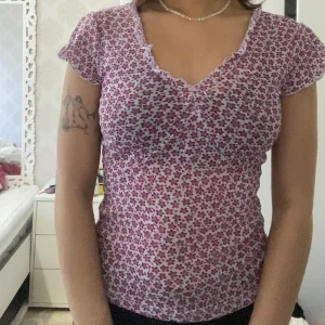 Sheer topp - jättesöt topp som är använd ett fåtal gånger, den är i bra skick och väldigt stretchig!