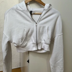 Vit hoodie - En croppad vit hoodie från Hm i storlek xs🤍 Oversized i ärmarna och använd ett fåtal gånger🤍