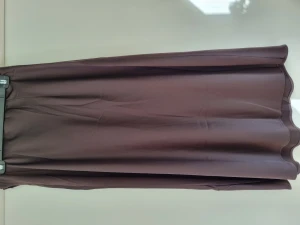 Brun satinaktig kjol från Lindex - Snygg längre mörkbrun kjol från Lindex. Storlek M. Använd, men lika snygg/fin fortfarande.  Skickas spårbart.  Rökfritt hem men har hund. 