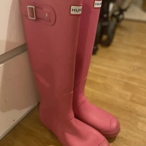 Hunter gummistövlar  - Tall modell, stl 40. Äkta såklart och mycket sparsamt använt. 