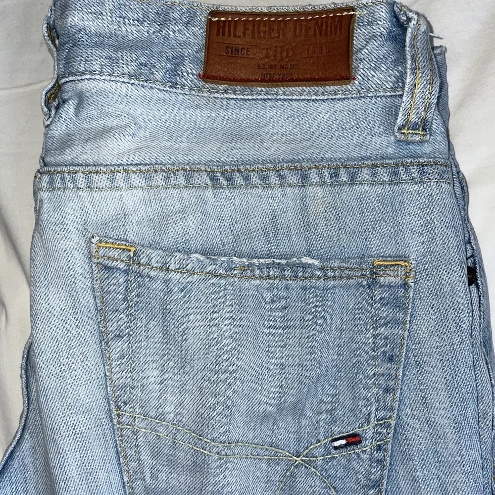 lågmidjade raka tommy hilfiger jeans, perfekta modellen 🙏 vintage men i nyskick, går ner till fötterna på mig som är 168 😚. Jeans & Byxor.