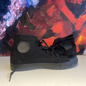 Helsvarta Converse strl. 45 - Ett par vanliga converse som blev bortglömda uppe på vinden så de har inte använts mer än 10 gånger 