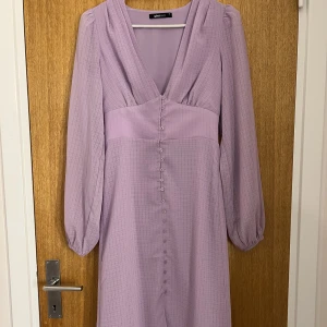 Midiklänning - Jättefin klänning från Ginatricot, använd en gång så nästan nyskick. Storlek 34, nypris 499kr.