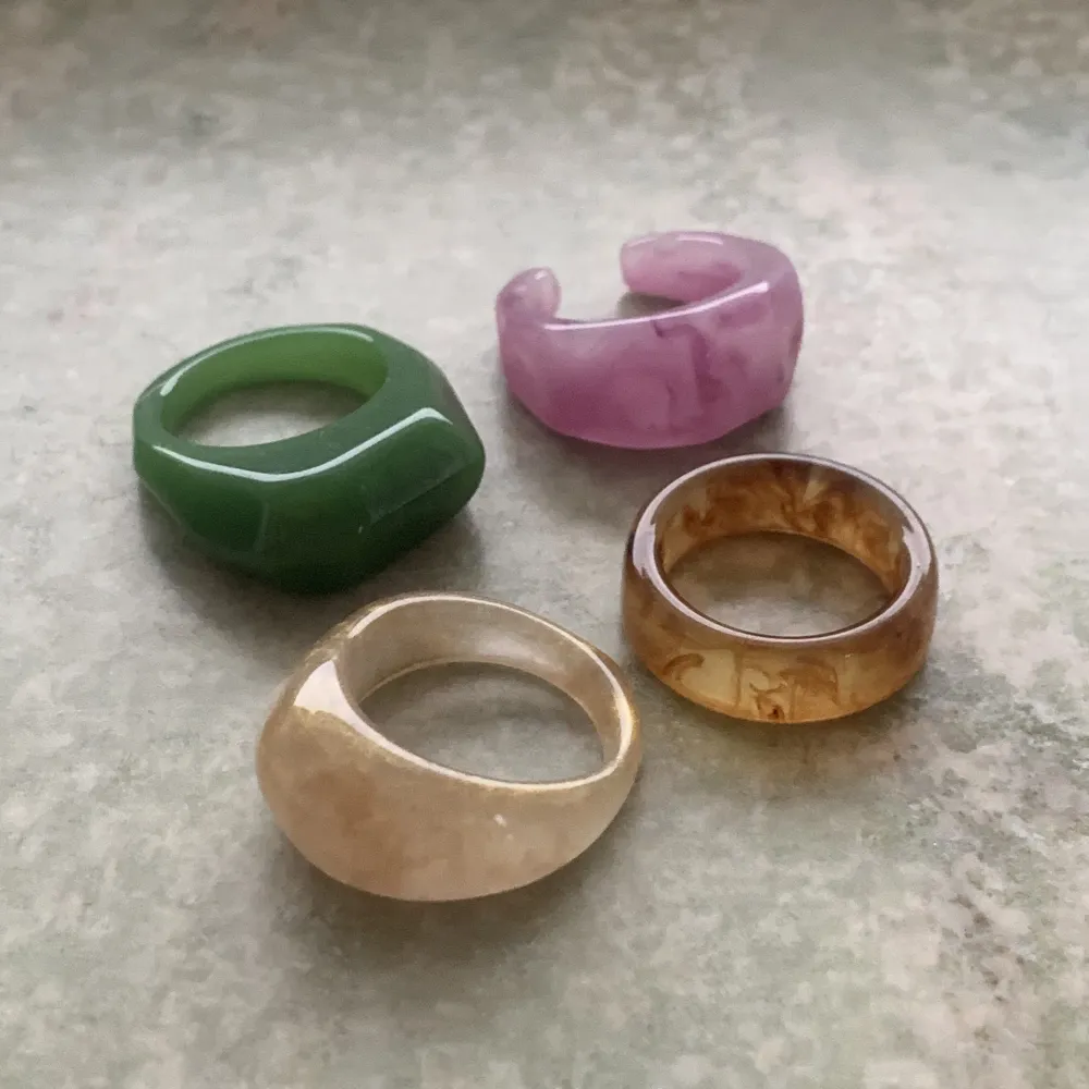 4 jättefina ringar som jag säljer på grund utav att dem inte passar mig! Köpte från Ginatricit🤍 . Accessoarer.