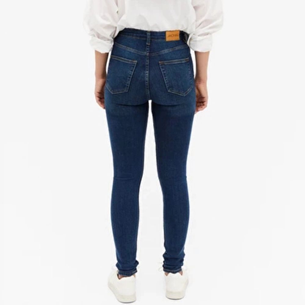 Mörkblå jeans från Monki, modell ”oki”, storlek 29!! Sitter supertight på mig som brukar ha storlek 38-40 i jeans :-) bilderna är lånade 🥰. Jeans & Byxor.