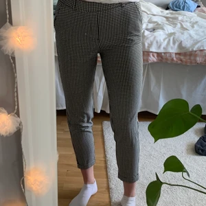 Byxor - Ett par rutiga byxor från Vero Moda! Säljer pga alldeles för korta för mig. Superfina och mjuka!