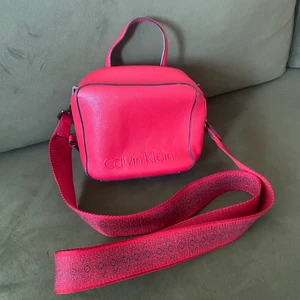 Calvin Klein väska i skinn  - Bra skick, ytterst lite slitage. Axelremmen är avtagbar 