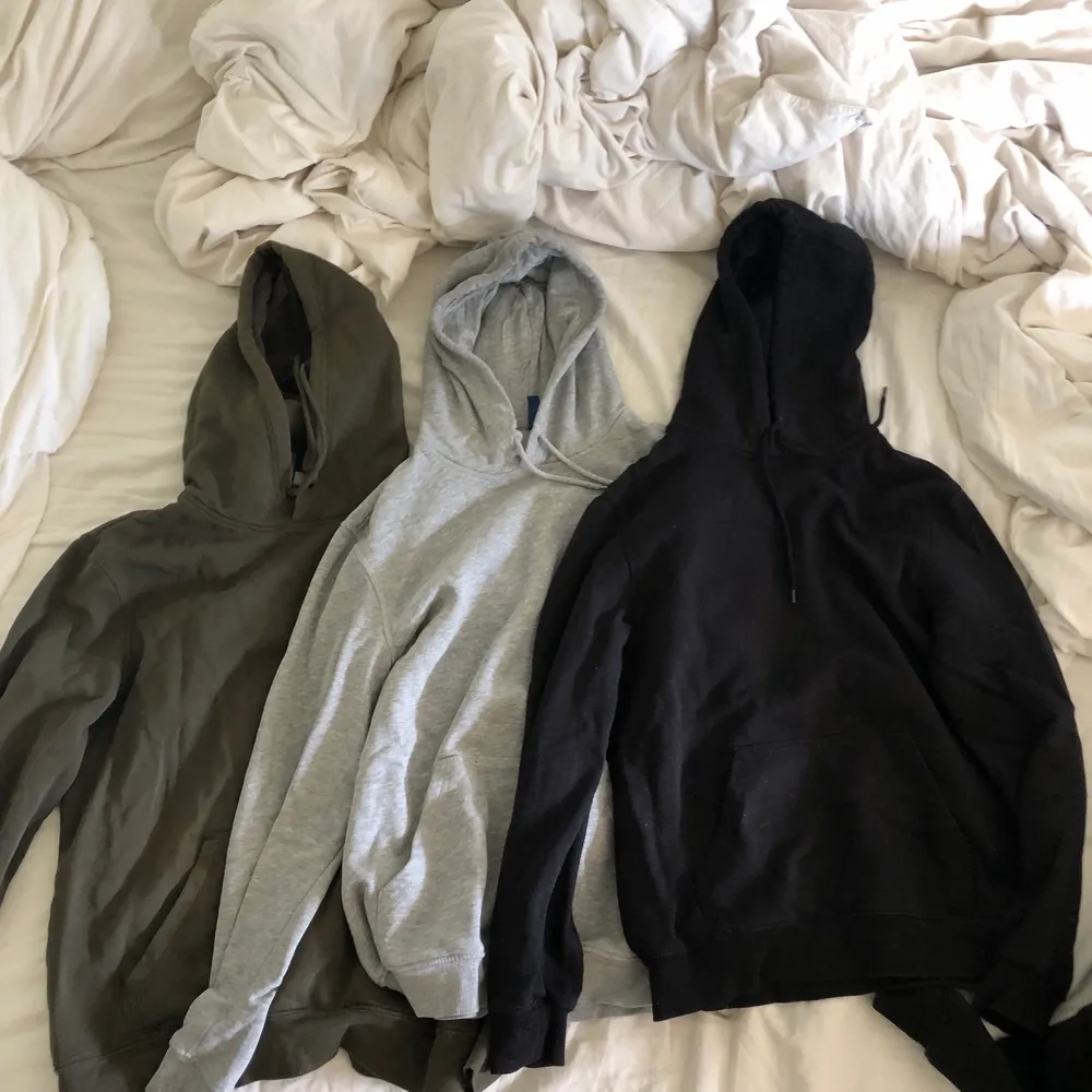 Tre hoodies från hm i olika färger. Dom är i bra skick. Köp alla 3 för 150kr eller en för 70kr 😊. Hoodies.