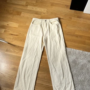 Beiga jeans - Ljusbeiga jeans. Aldrig använda. Kommer inte ihåg vartifrån dem är köpta. 