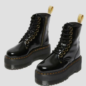Dr. Martens Jadon Max 🌿Vegan🌿 - Jag säljer mina dyra veganska Jadon Max (42) som köptes för 2700 kr i början av mars i år. Skorna är förvånansvärt sköna med vaddering inuti. Veganläder som inte behövs bryta in och som är mer tålig mot vatten & regn till skillnad från äkta läder. Finns några repor & andra tecken på användning. Har dock regelbundet tvättat skorna, månadsvis behandlat med svart skopolish, därför är skorna i bra kondition! Originalkartong, svarta & gulsvarta skosnören medföljer. Vårdat & rengjort skorna innan! <3
