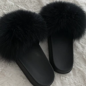 Pälstofflor - Säljer mina pälstofflor, det är äkta päls.🖤