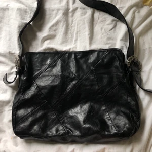 Svart väska  - Svart väska med flera fack. Bra skick. Ca 40x30