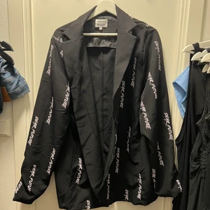 Kavaj LA x Madlady - Kavaj designad av Lisa Anckarman i samarbete med Madlady från 2020. Aldrig använd. 