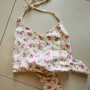 Zara Top stl S - Söt top / omlottmodell Offwhite m rosa blommor Knytband  bak Ny! Aldrig använd