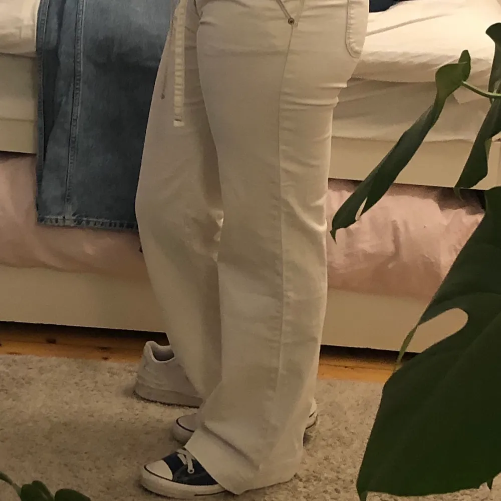 Marc O’Polo jeans med snörning i midjan. Är krämvita och sitter midwaist, vida nertill. Jätte fina, inga defekter!! . Jeans & Byxor.