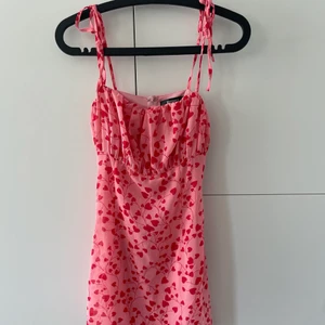 Somrig klänning, Missguided - Fin somrig rosa och röd klänning från Missguided. Använd fåtal gånger.