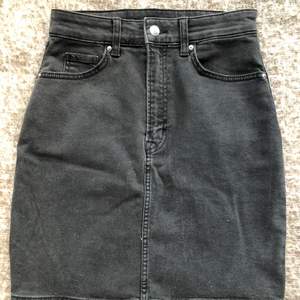 Jeans kjol från HM, tight lite kortare modell.  Knappt använd, lite gråsvart i tyget.  Skickas mot porto