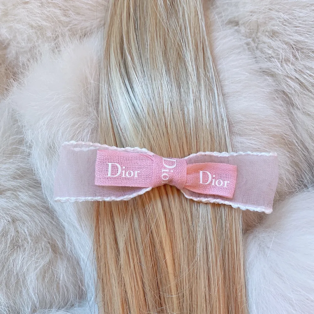 Vändigt fin hårspänne med rosett i rosa färg. Äkta Dior band.  Kolla gärna mina andra annonser för små söta saker. . Accessoarer.