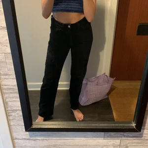 Svarta manchesterbyxor - Svarta manchesterbyxor från Weekday. Väldigt sköna och inte så använda men förstora för mig :(