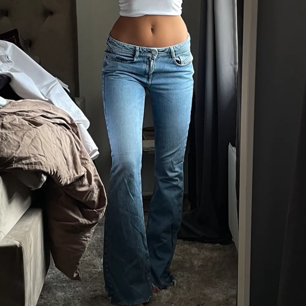 Säljer till bra bud 💖 low/mid i modellen, avklippta längst ner. Köpta för 2200. Jeans & Byxor.