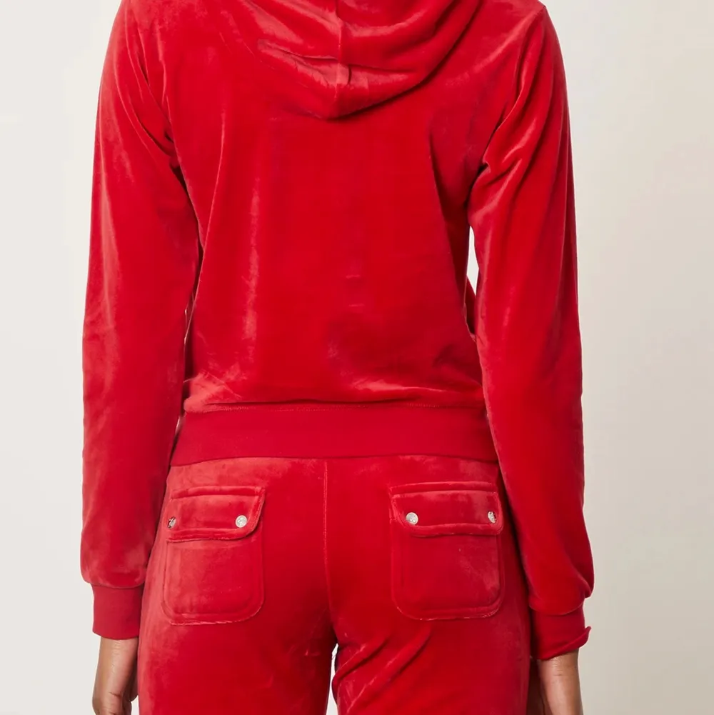 Söker rött juicy couture sett i storlek xs eller xxs!! Färgen spelar inte så stor roll men helst rött 💃❤️ Helst inte för dyrt!! . Jeans & Byxor.